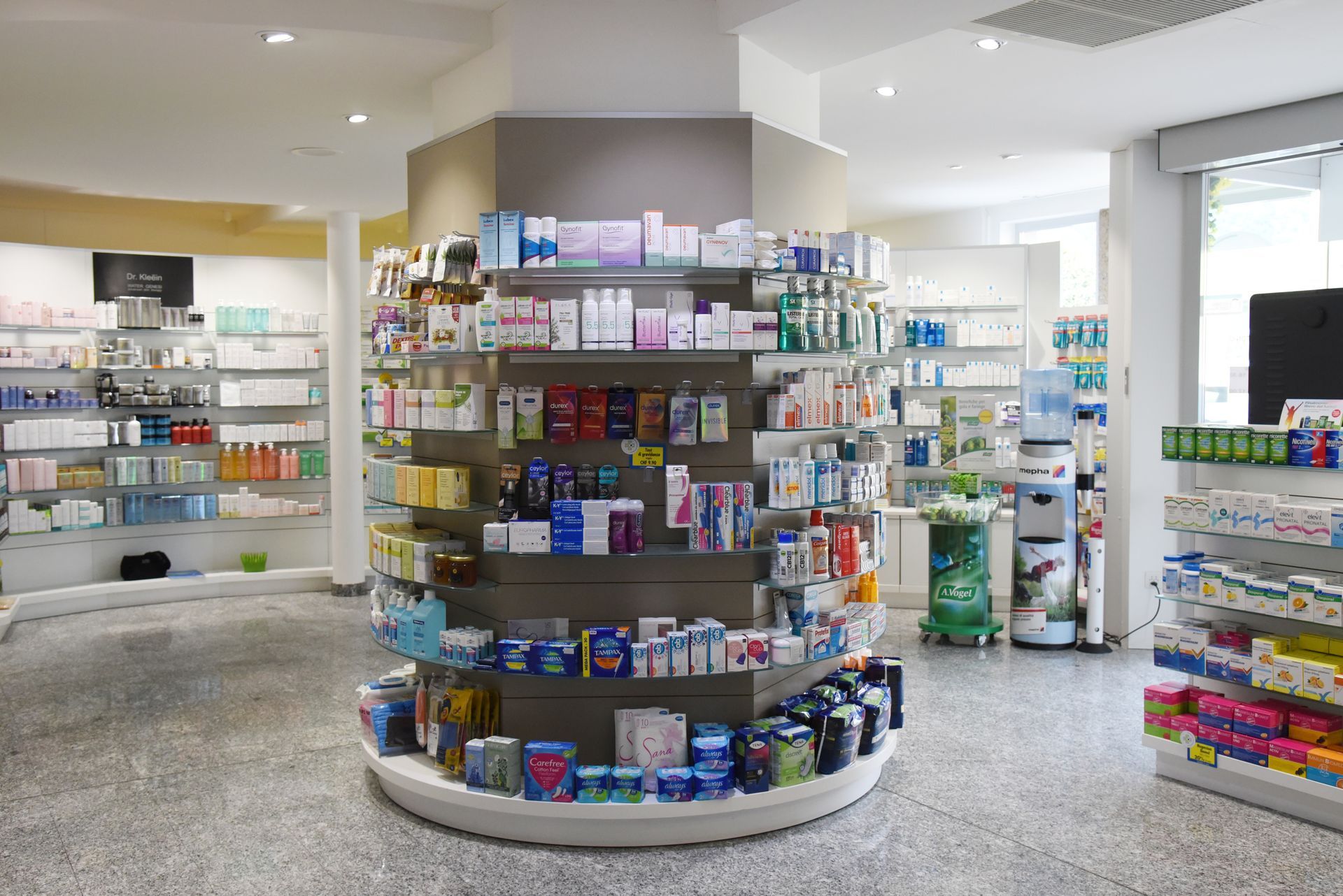 Medicinali nel cassetto della farmacia