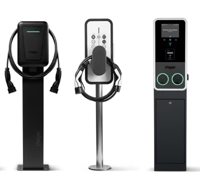 Trois bornes de recharge pour véhicules électriques Hager sont disposées côte à côte sur un fond blanc uni.