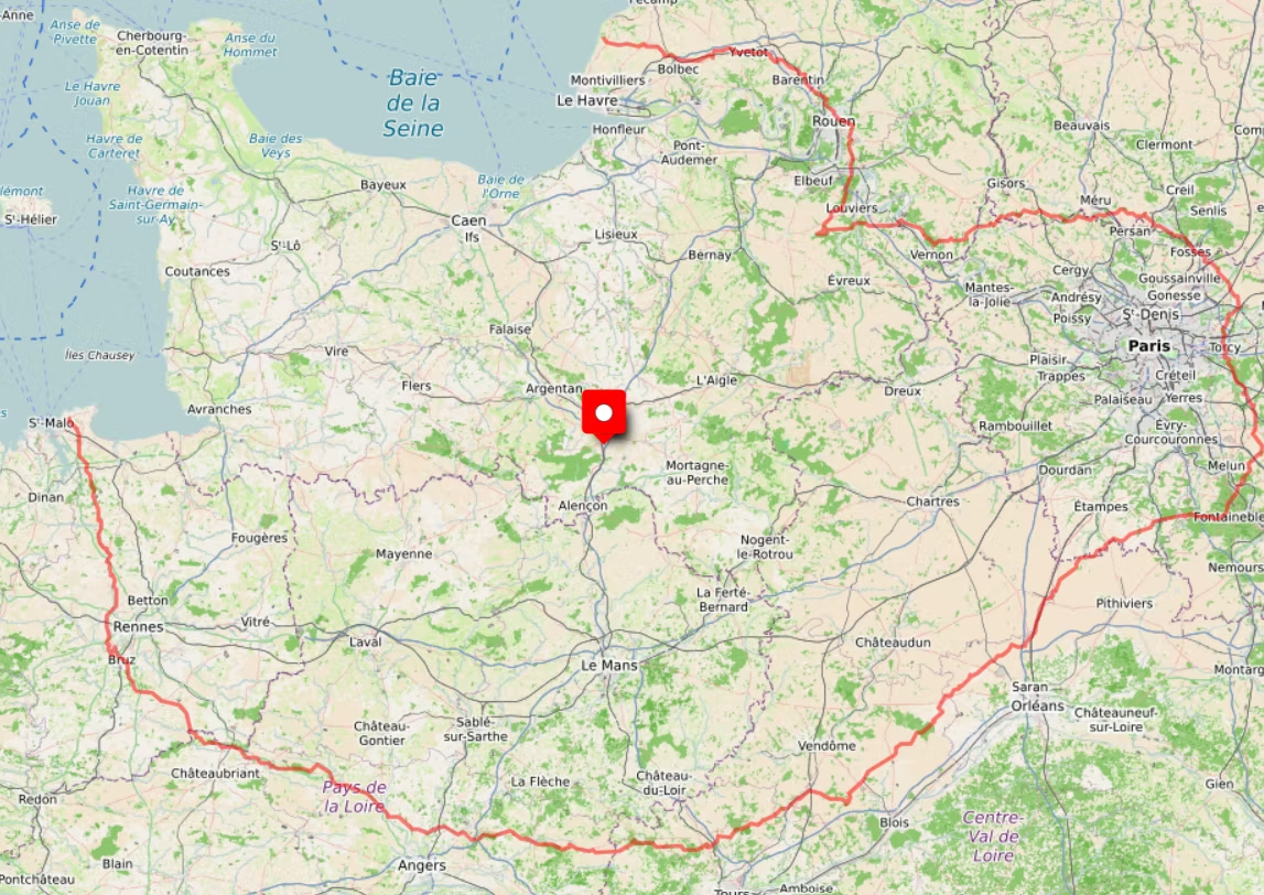 Une carte du nord de la France montrant une épingle rouge placée entre les villes d'Évreux et de Dreux.