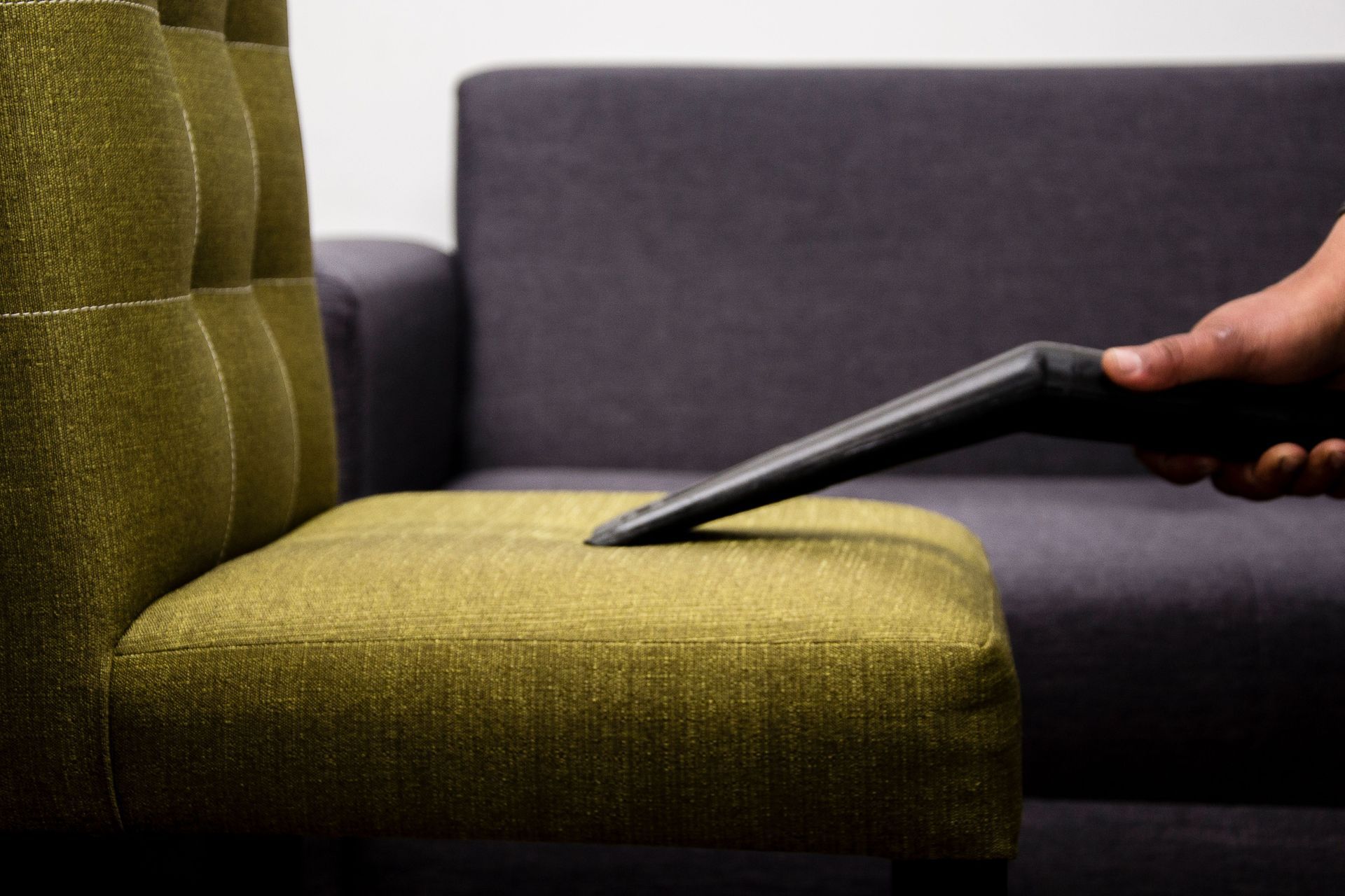 Passage d'aspirateur sur une banquette