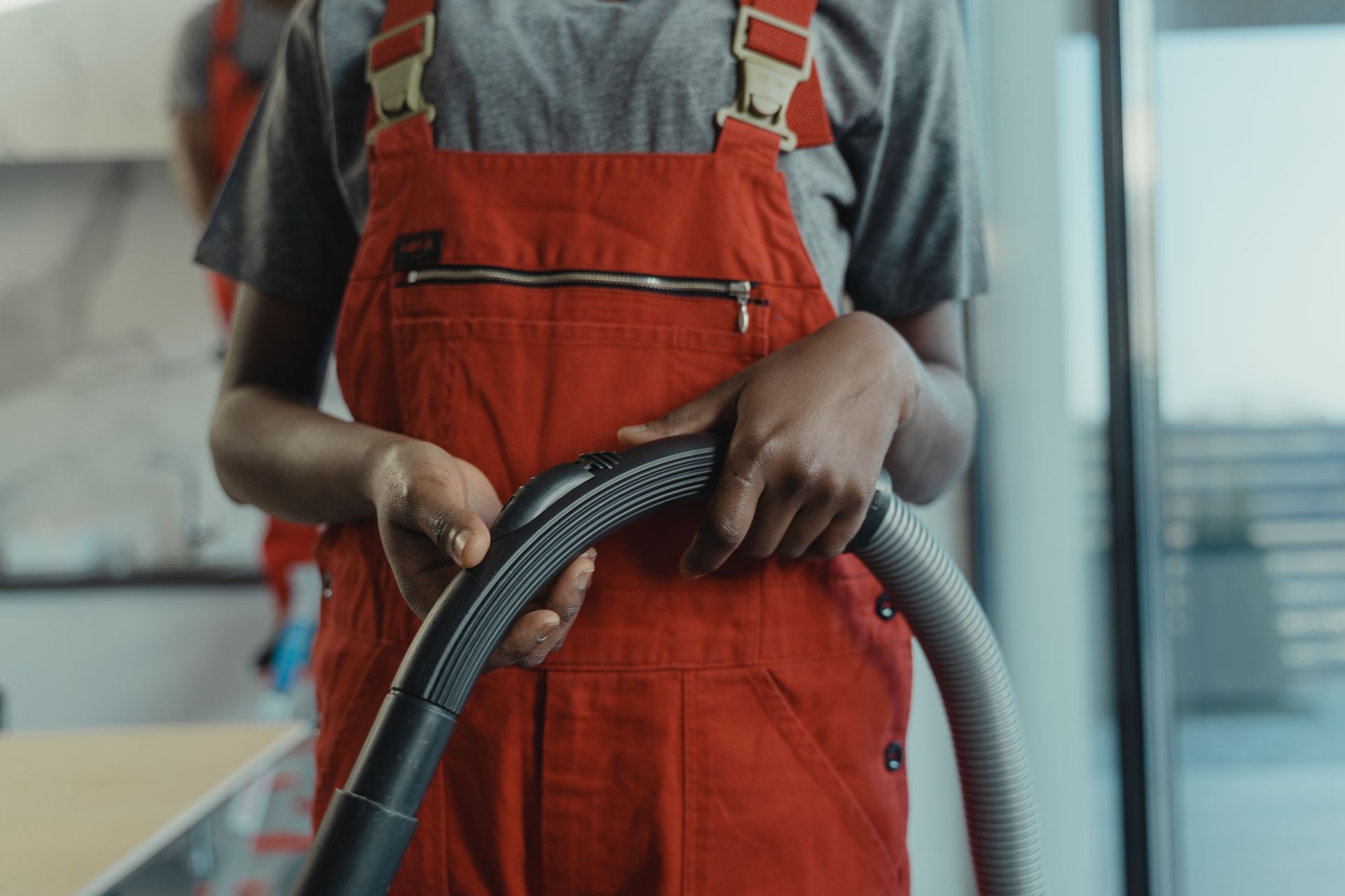 Un technicien qui passe l'aspirateur