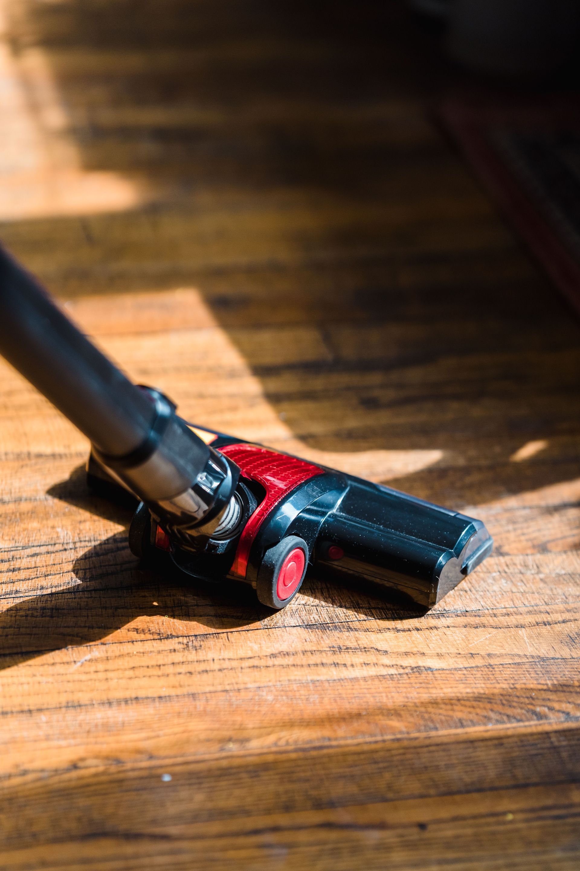 Un aspirateur centralisé sur parquet