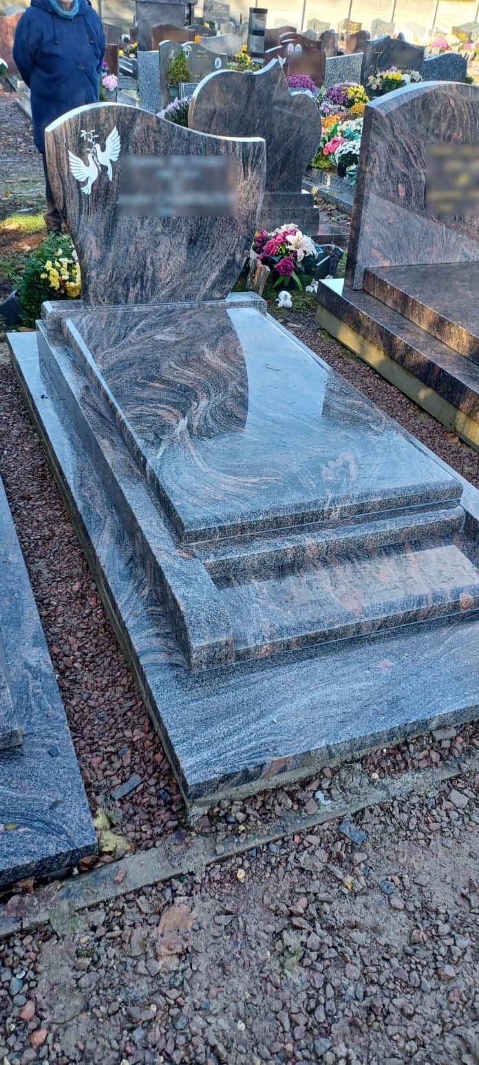 Tombe en marbre dans un cimetière
