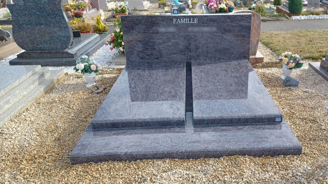 Tombe en marbre gris