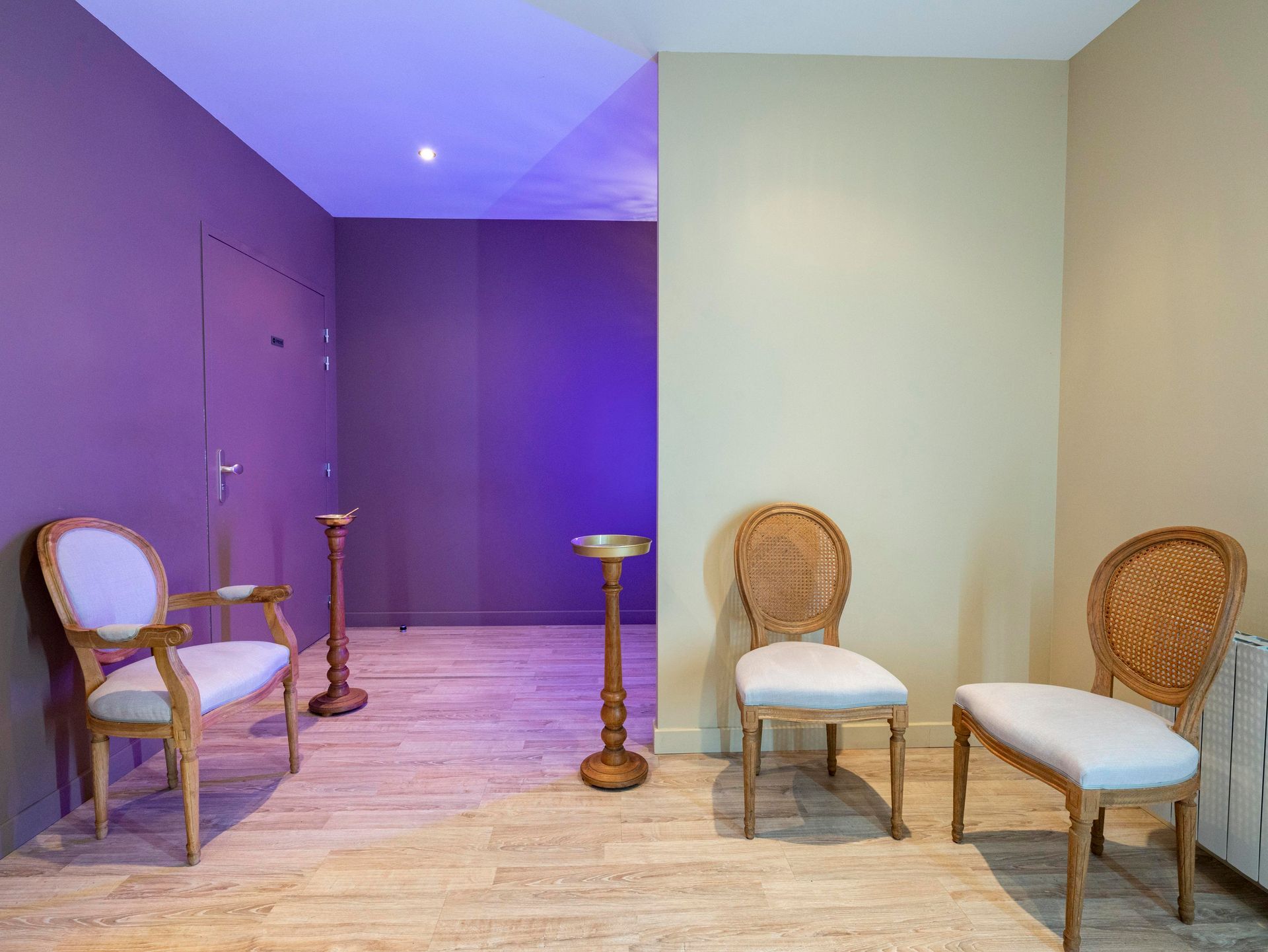 Salon funéraire avec une lumière d'ambiance et des chaises