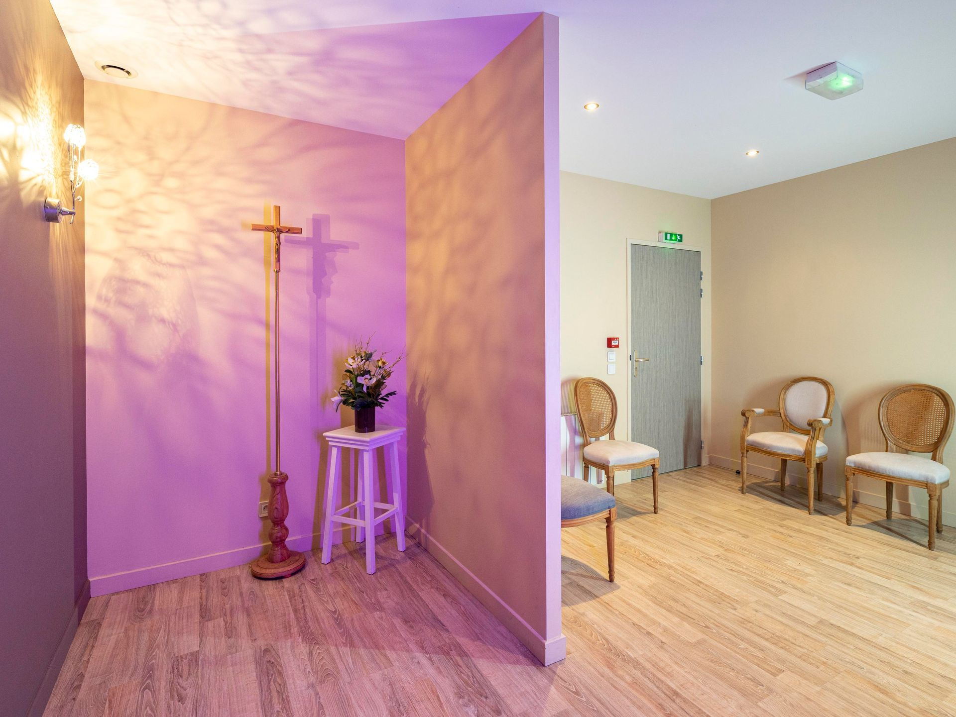 Salon funéraire avec lumière d'ambiance rose