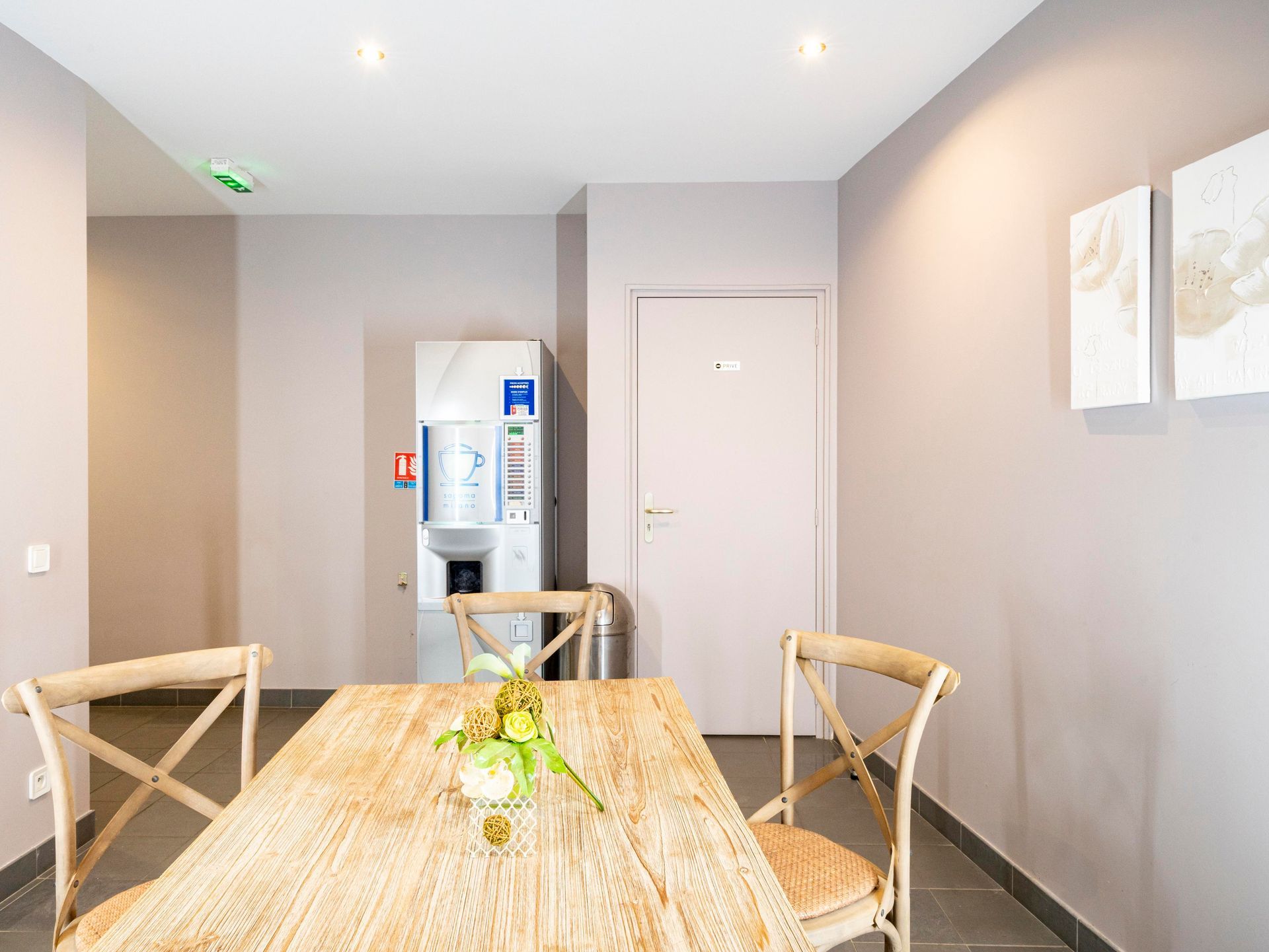 Intérieur d'un salon funéraire avec une table et une machine à café