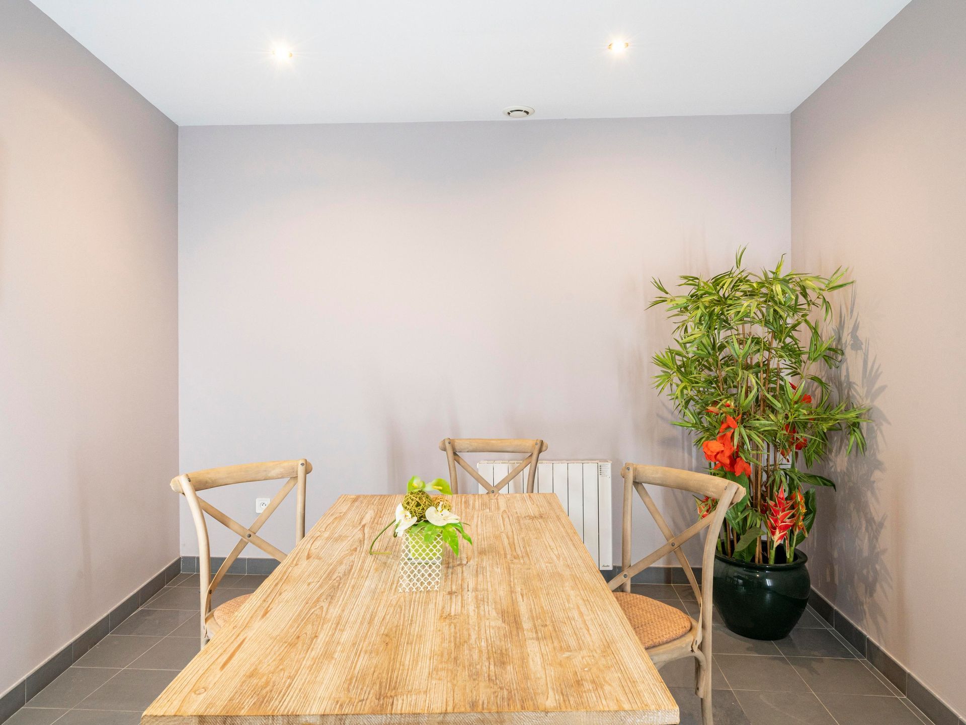 Intérieur d'un salon funéraire avec une table en bois et trois chaises