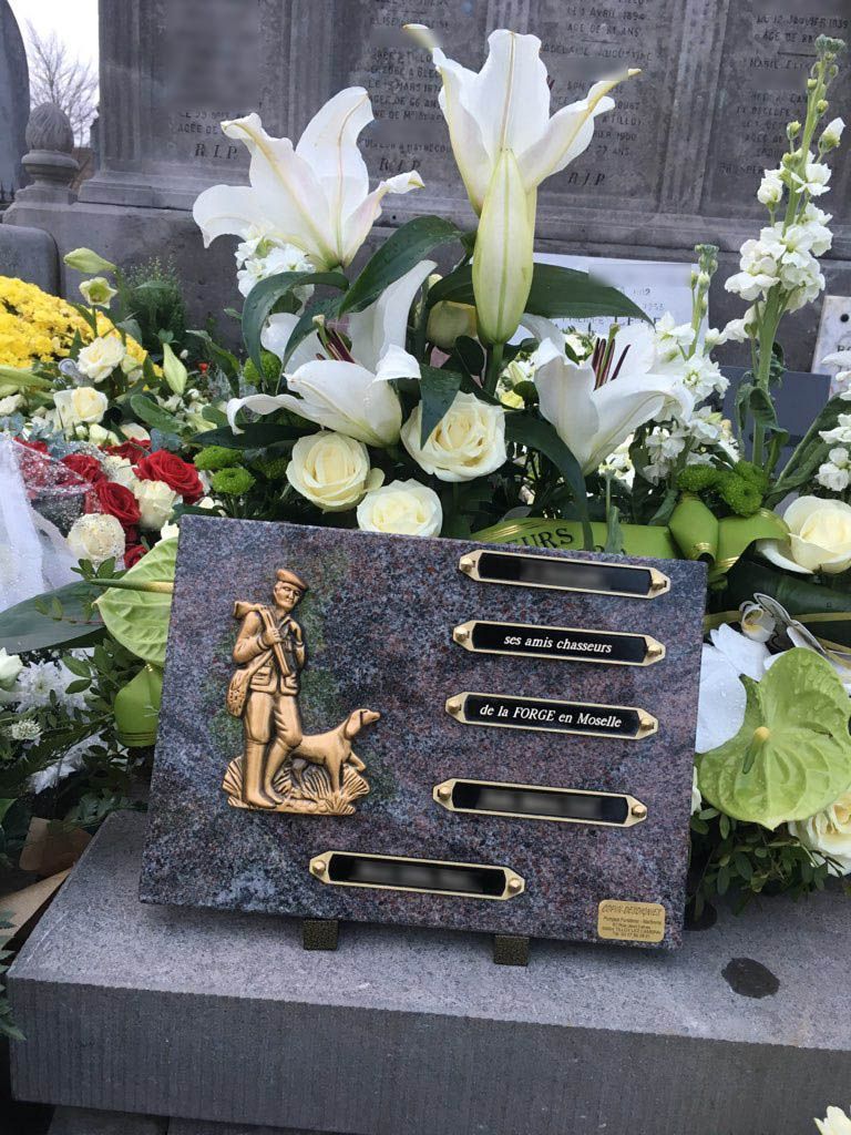 Fleurs et décorations sur une tombe