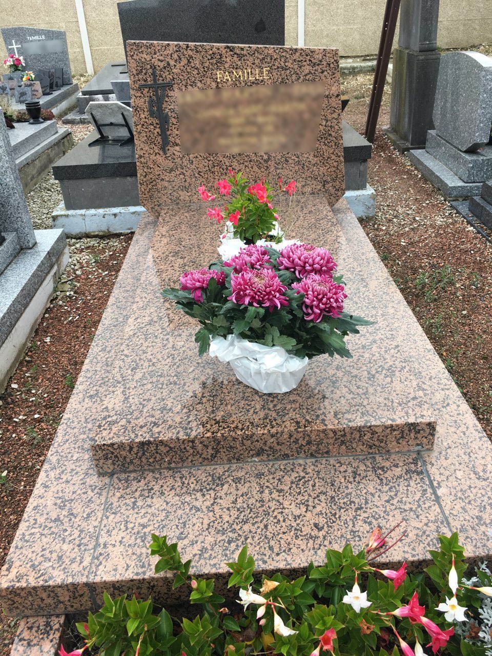 Tombe en marbre avec inscriptions en doré