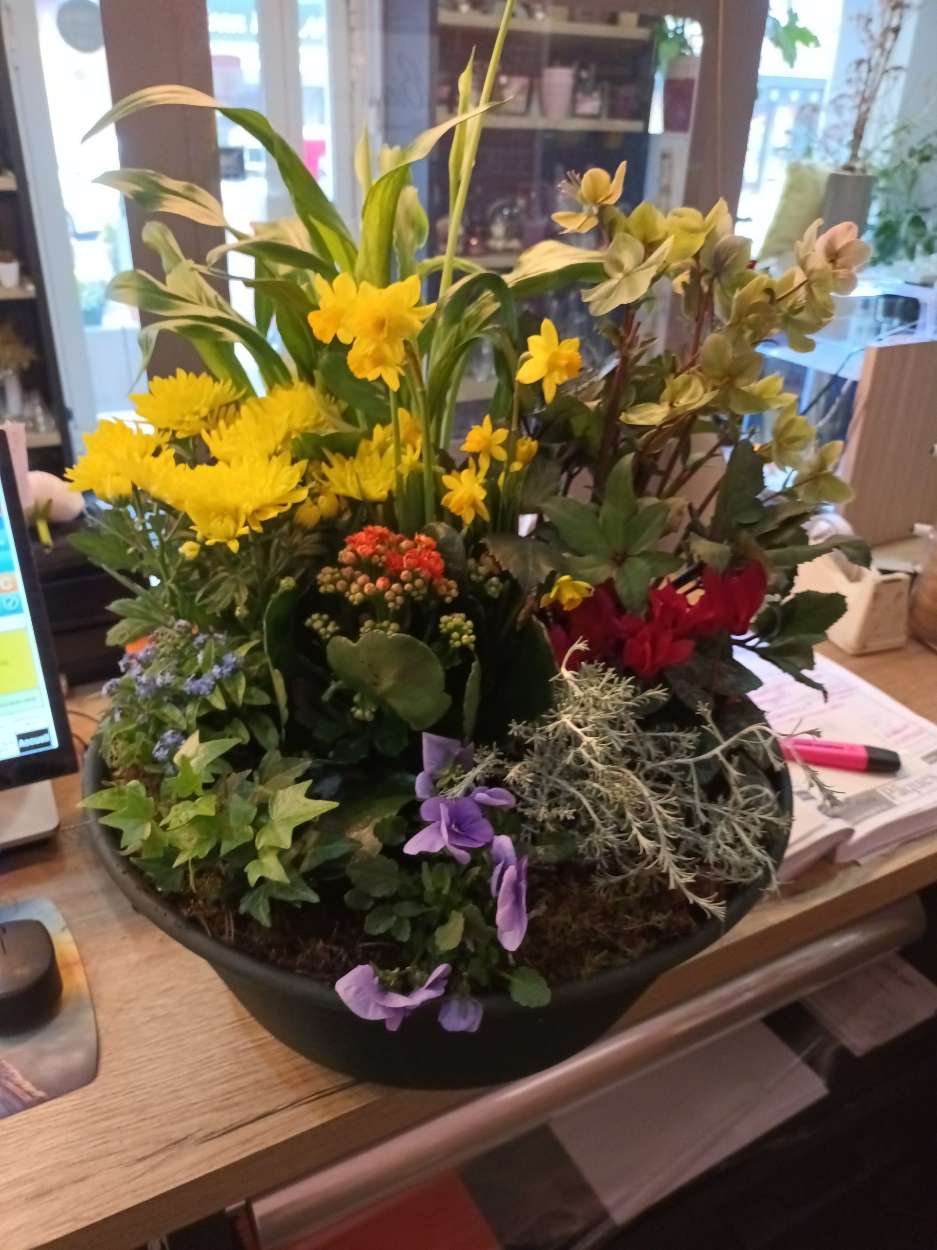 Pot avec de nombreuses fleurs pour décorer une tombe