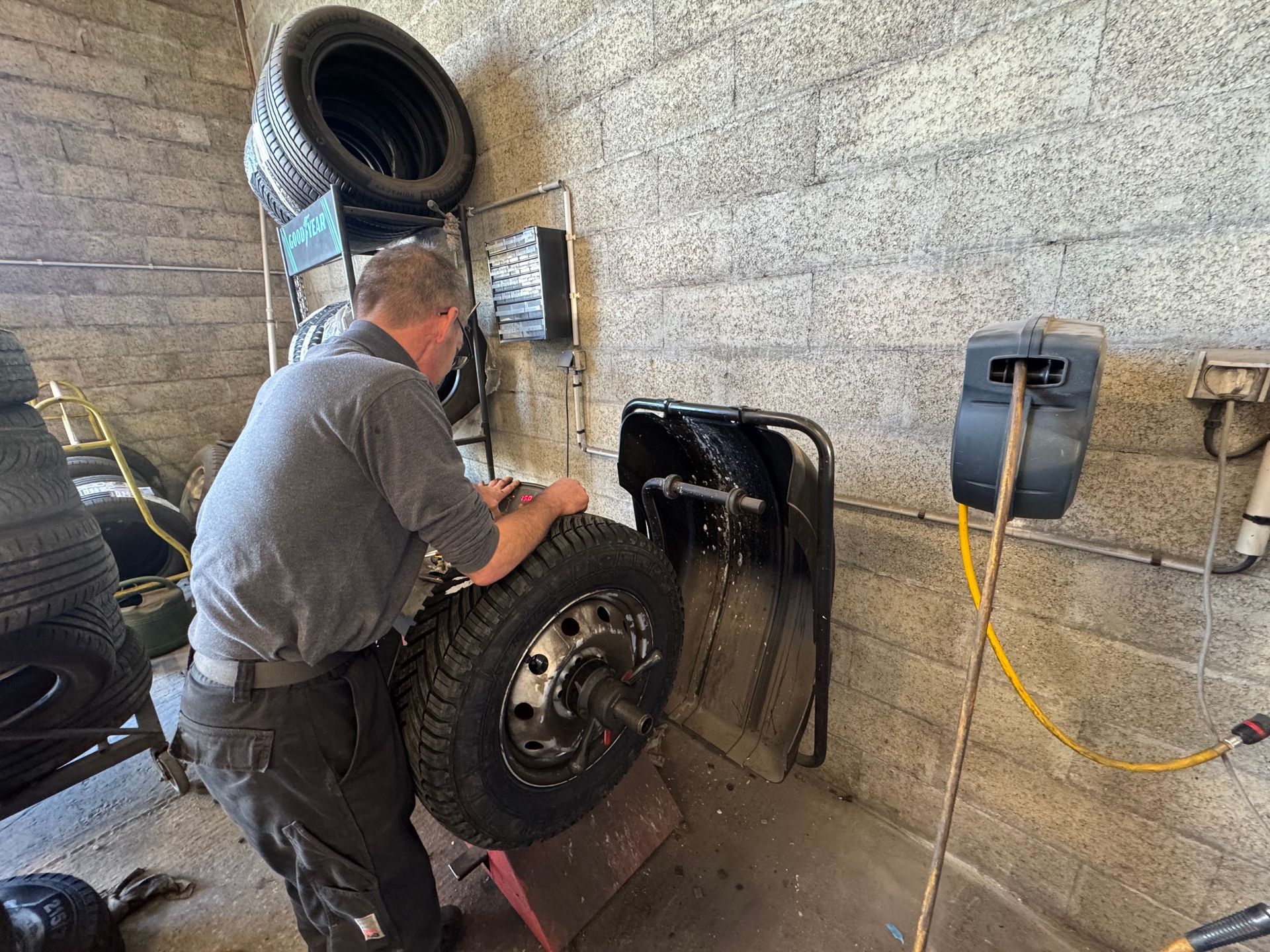 Camping-car sur une route de terre