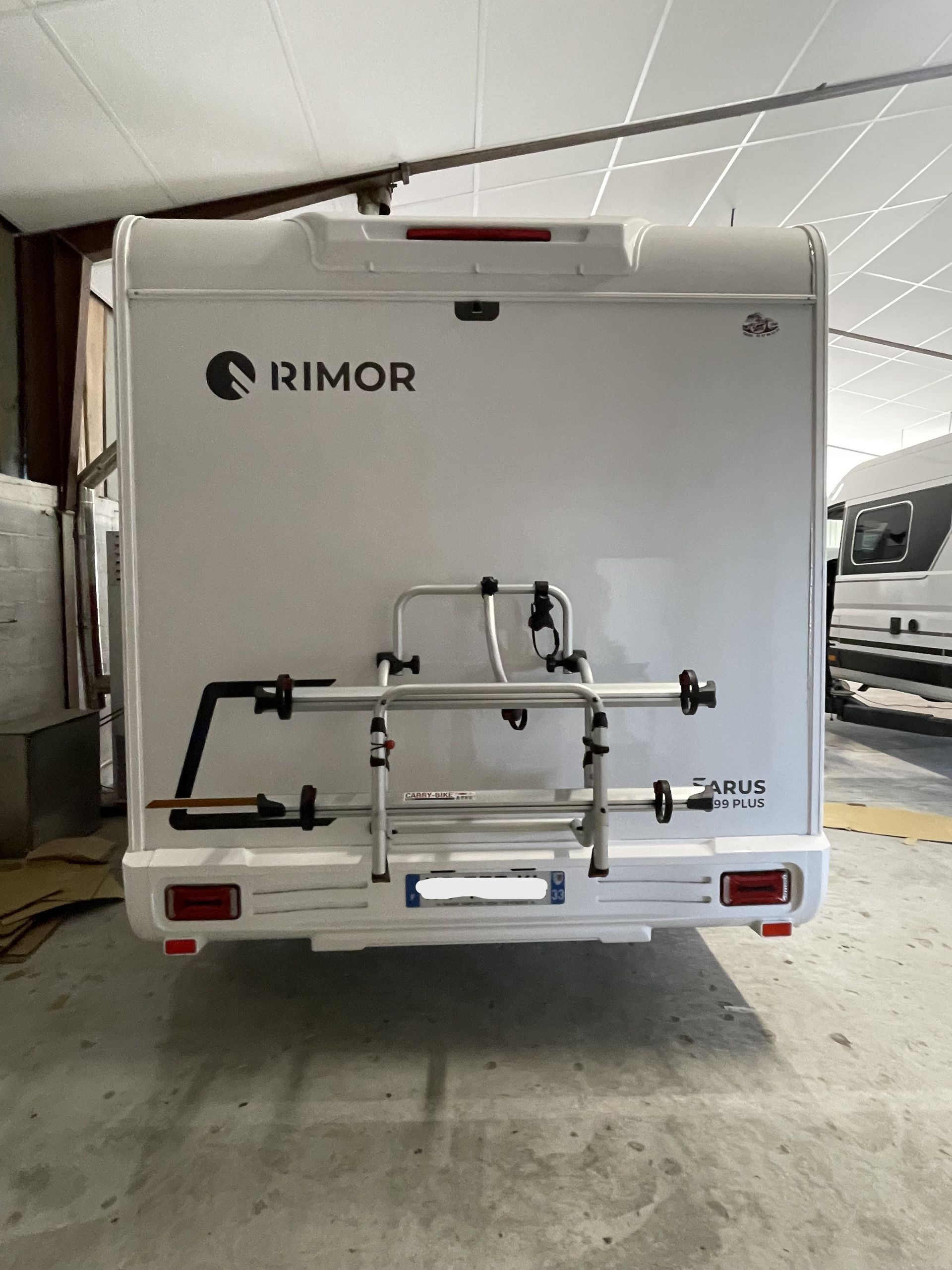 Camping-car au bord d'un champ