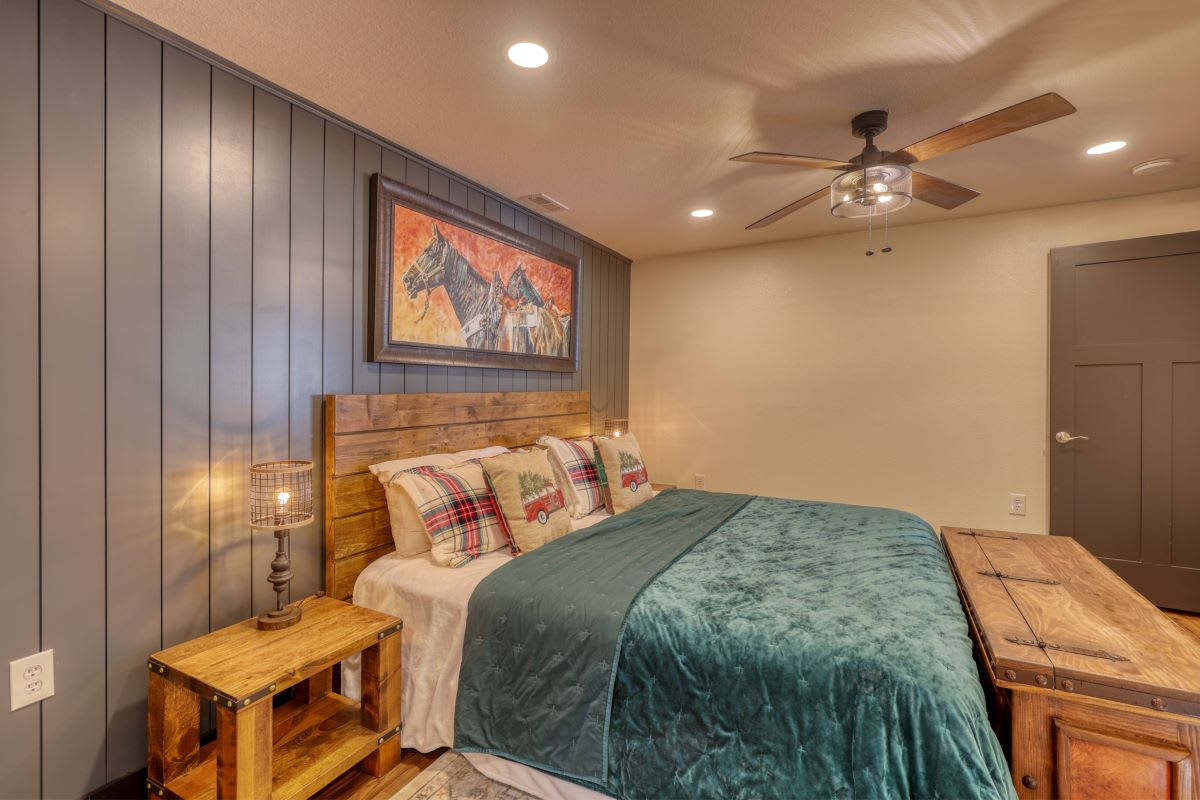 Cozy king suite in Calamity Jane's Hidden Hideaway