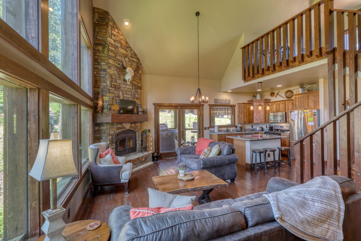 Spacious cabin living area of Prospector's Lookout in the Black Hills