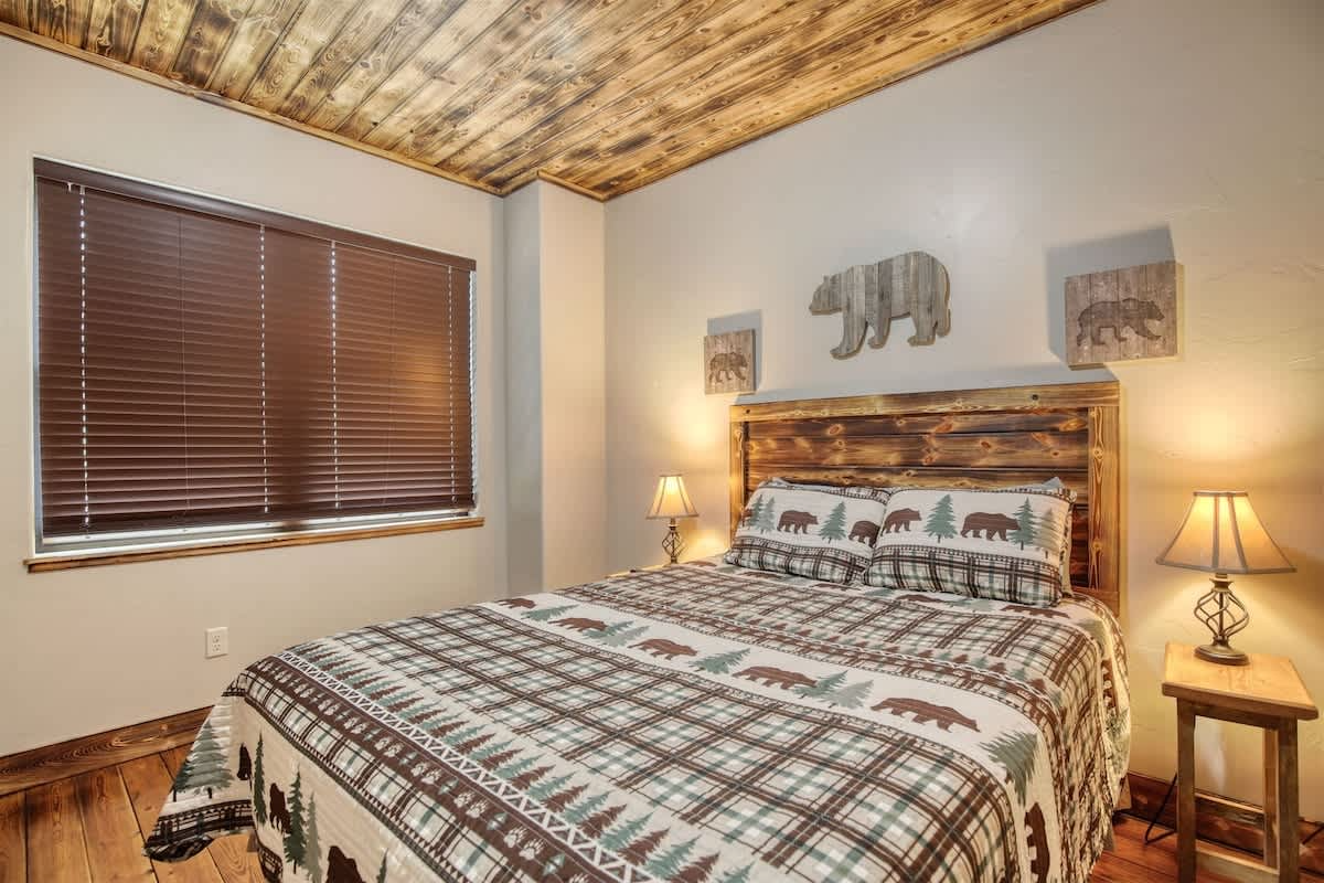 Rolling Pines Overlook's cozy bedroom in the Black Hills