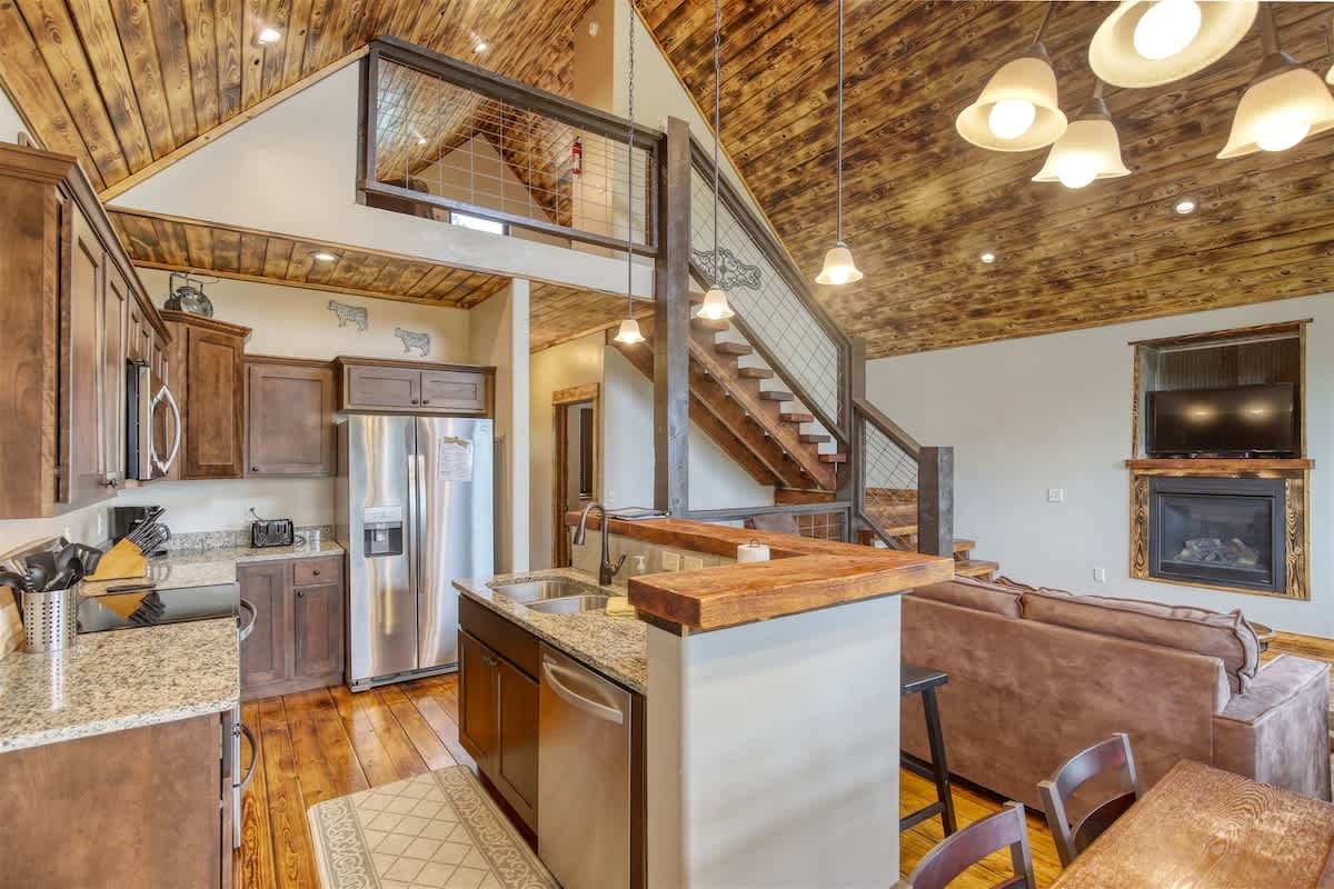 Rolling Pines Overlook's spacious living area