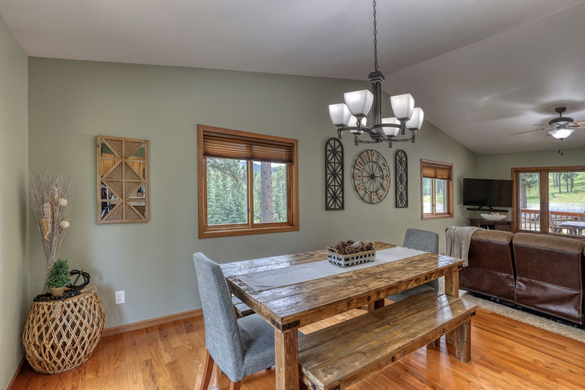 Sunny Days Hideaway's cute dining area