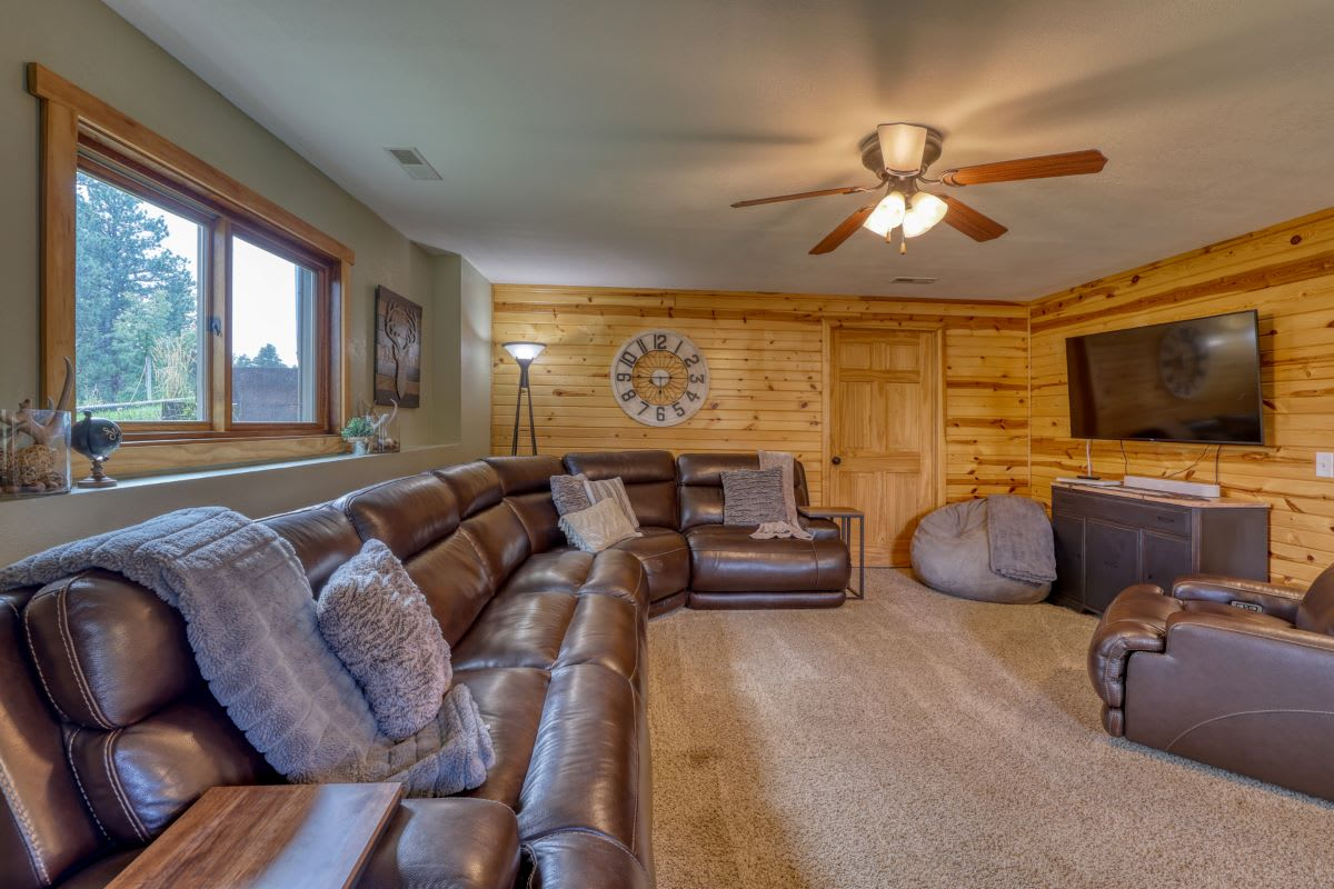 Sunny Days Hideaway's relaxing family room