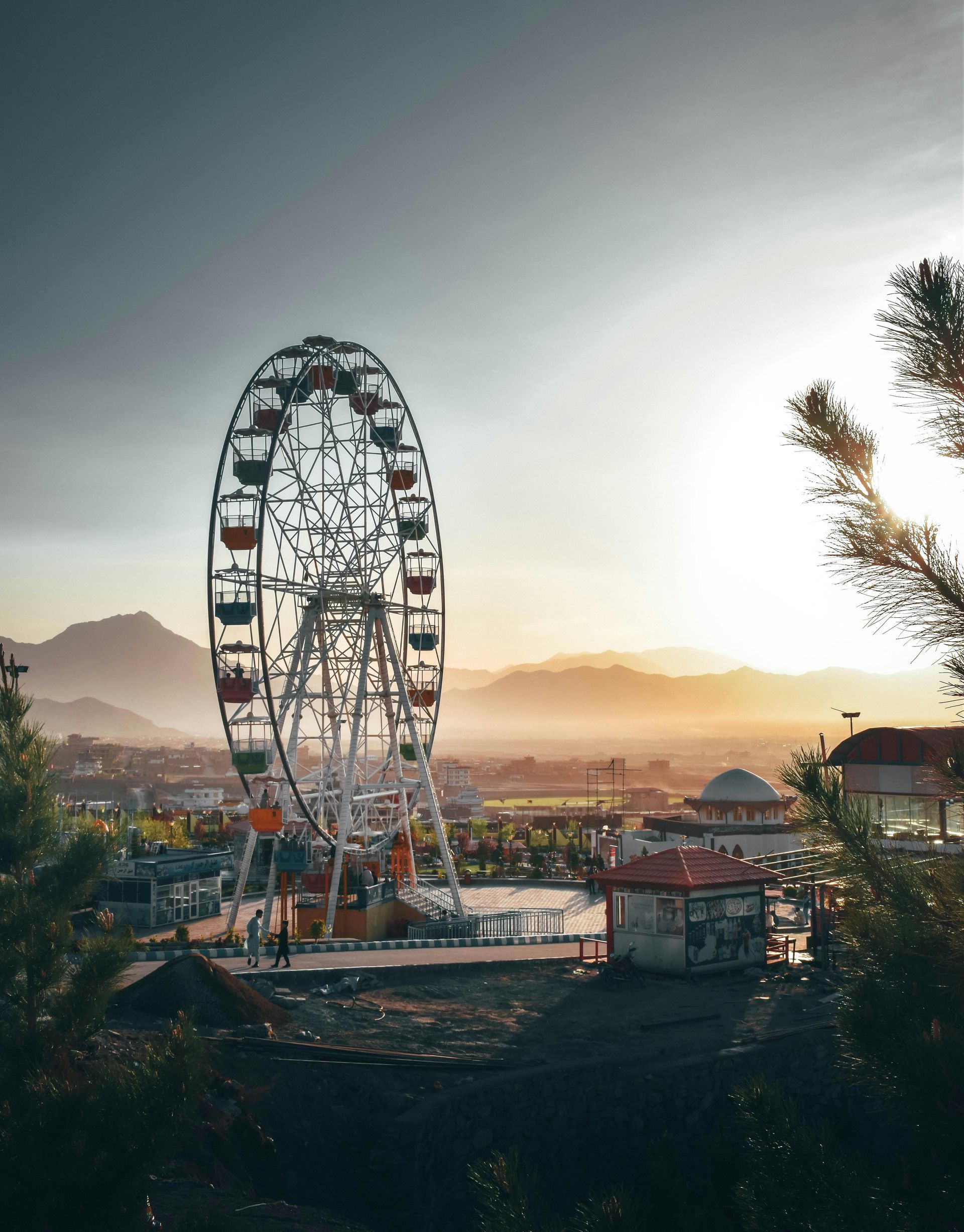 Farris wheel at state fair with mountains in the background