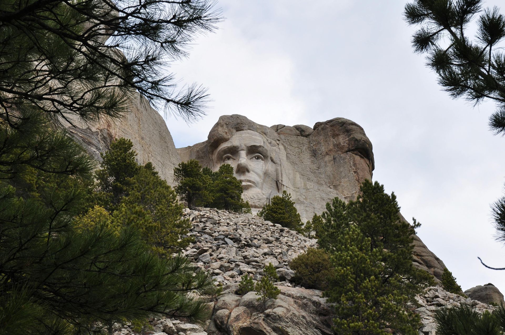 Clear view of President Lincoln on Mount Rushmore