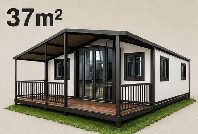 Casa modular moderna de color blanco con detalles en negro, porche y etiqueta de 
