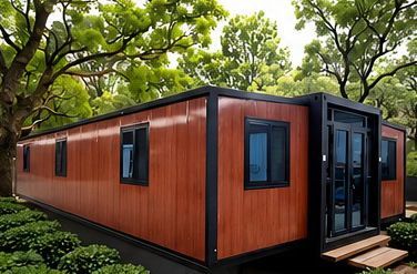 Casa modular moderna de color naranja en un entorno boscoso de exuberante vegetación con ventanas de marco negro.
