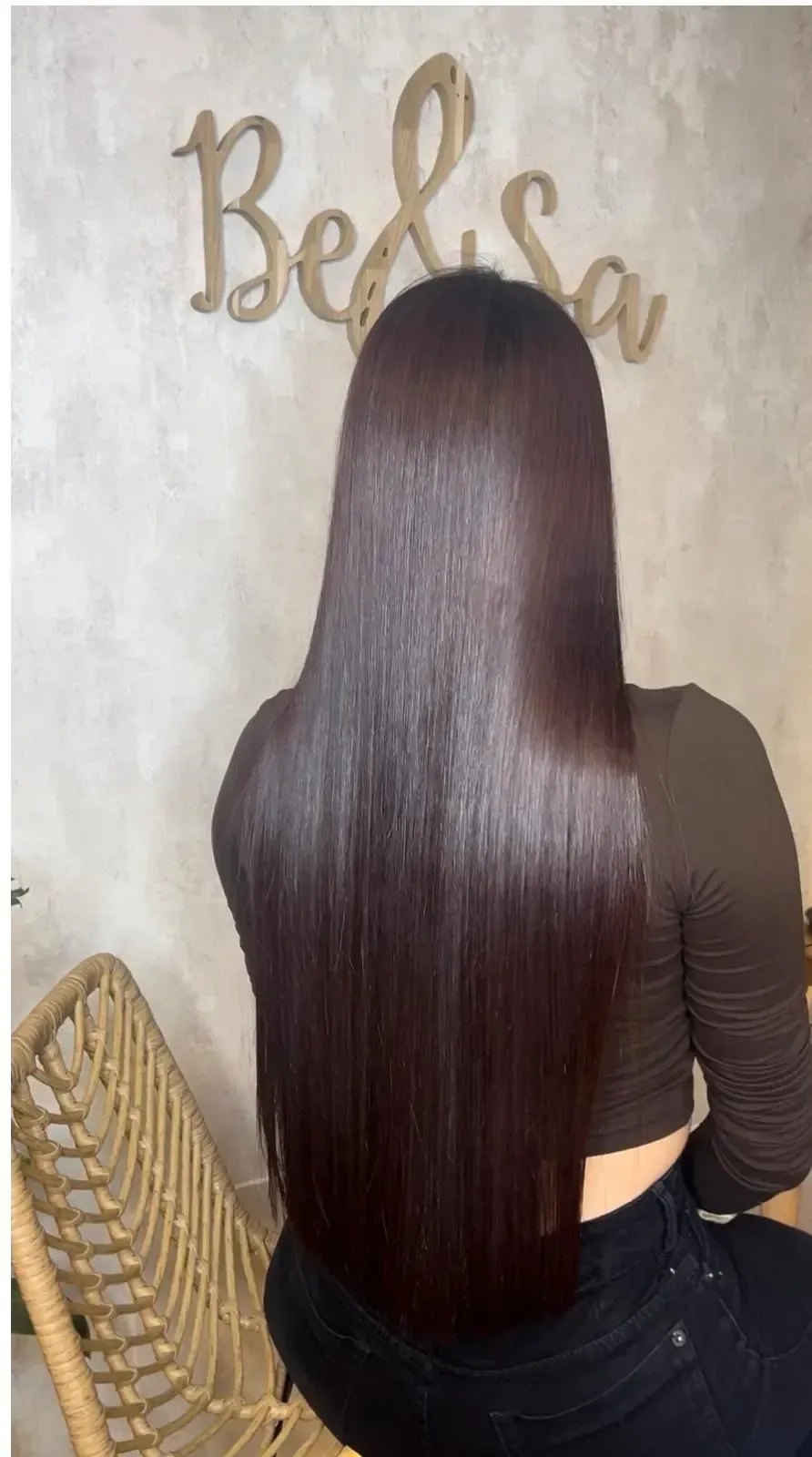 Comparación del antes y el después de la transformación del cabello, que muestra un aumento de longitud y un cambio hacia un tono rubio ceniza más frío.