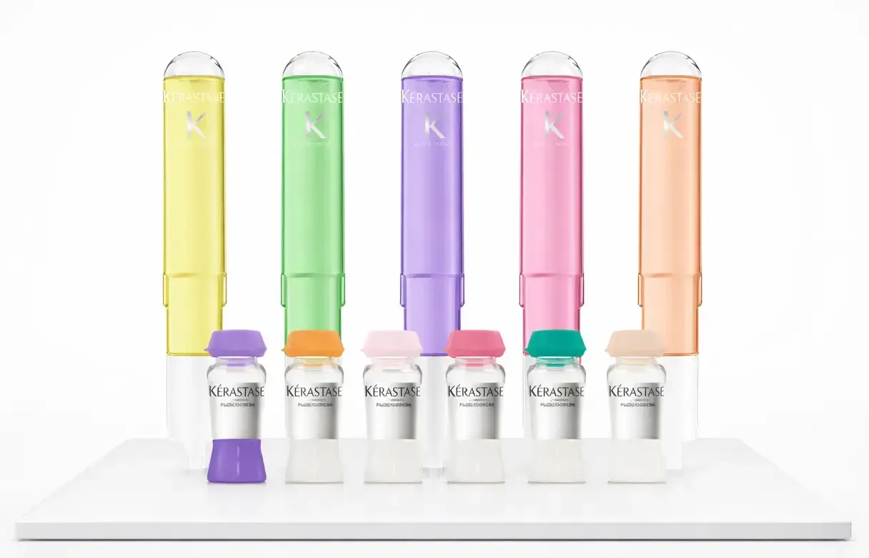 Una persona recibe un relajante lavado de cabello en un salón de belleza, con espuma jabonosa en la cabeza y productos tipo spa sobre una mesa de madera.