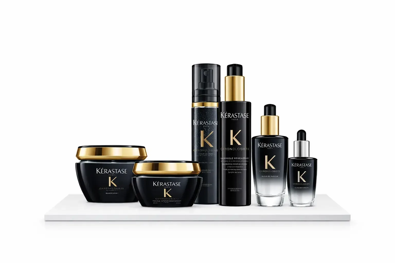 Una persona recibe un relajante lavado de cabello en un salón de belleza, con espuma jabonosa en la cabeza y productos tipo spa sobre una mesa de madera.