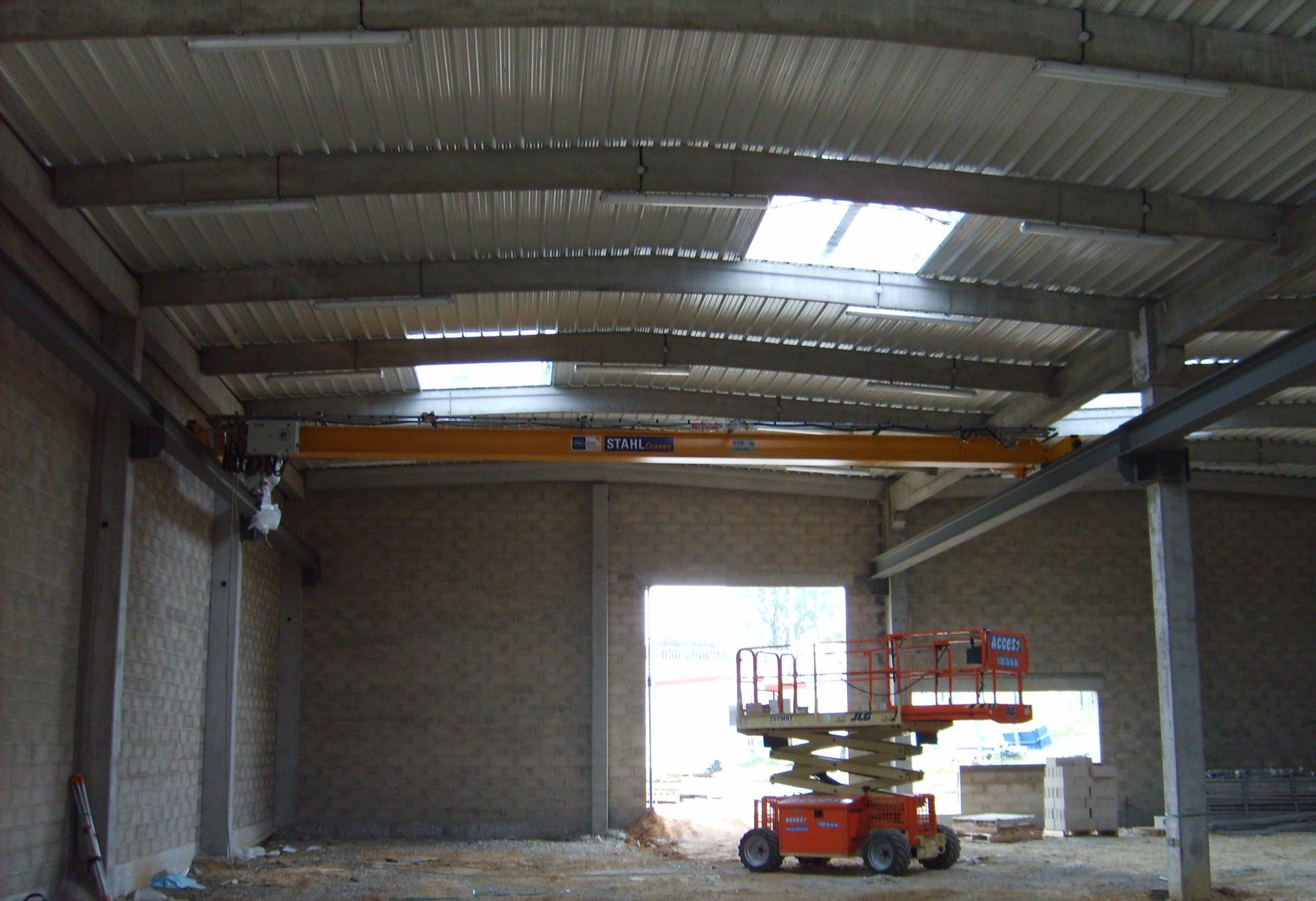 Intérieur d'un bâtiment avec élévateur télescopique