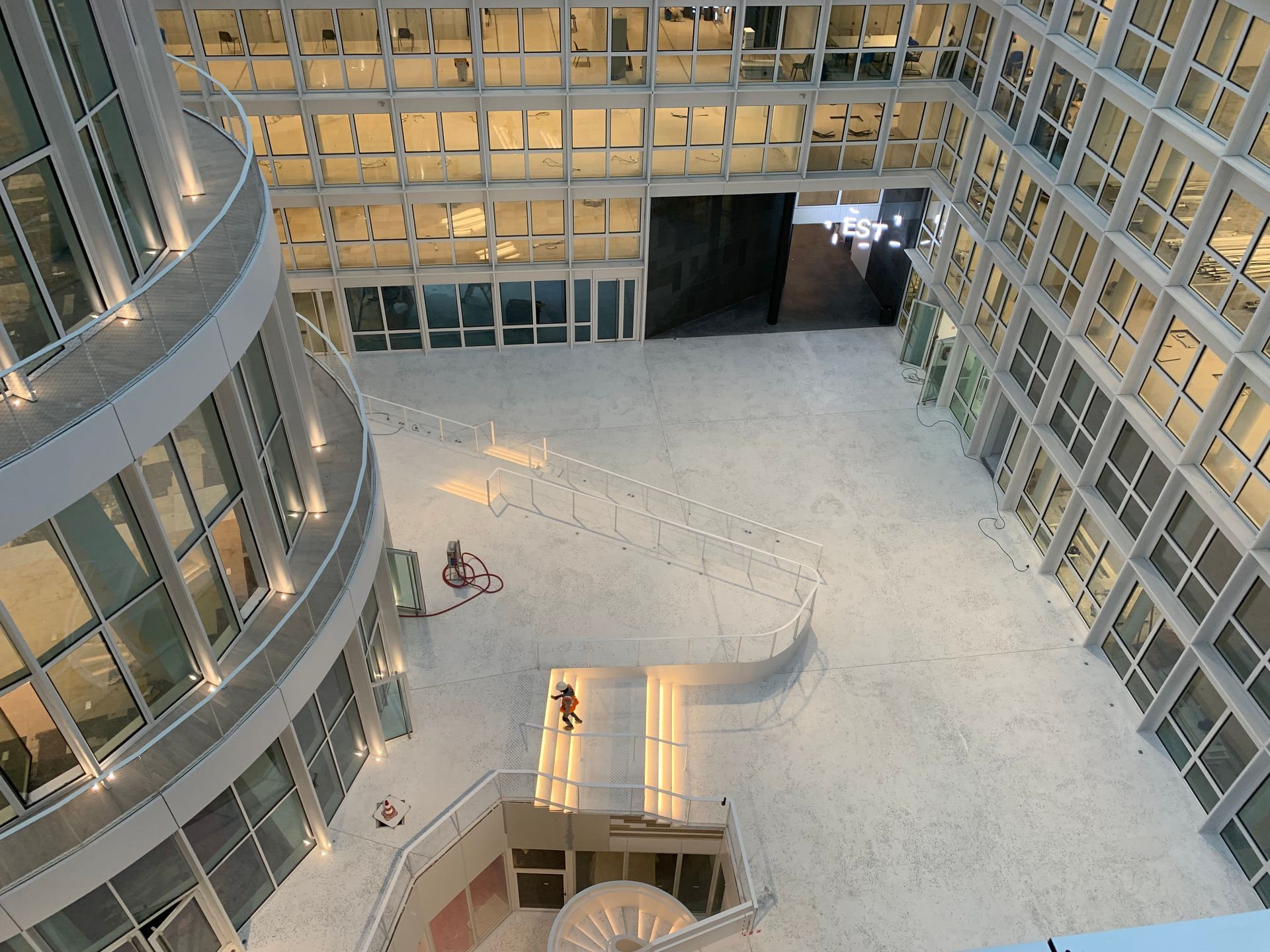 Extérieur d'un bâtiment depuis la rampe