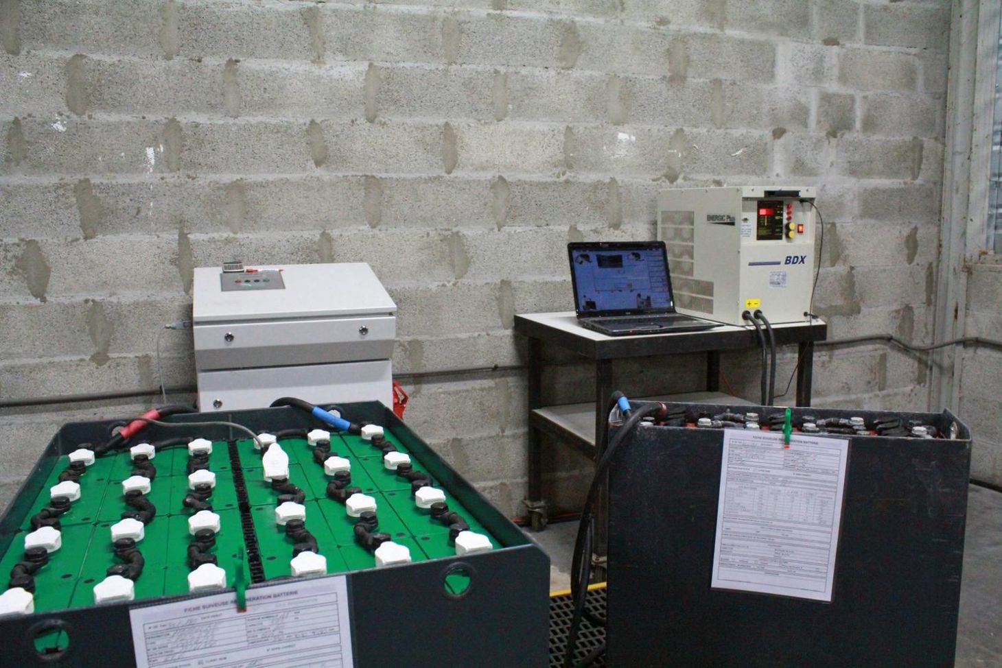 Batterie pour transpalette électrique en cours de régénération à Pusignan
