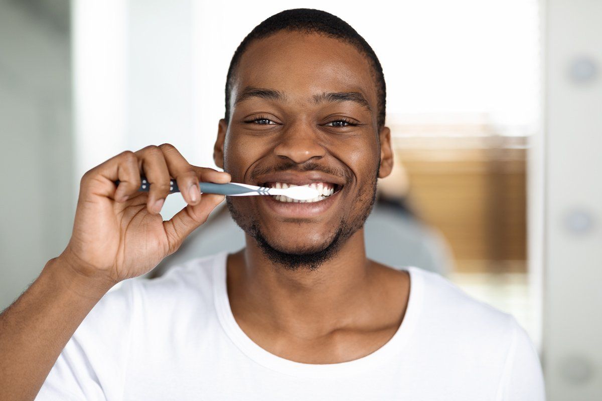 Homme se brossant les dents