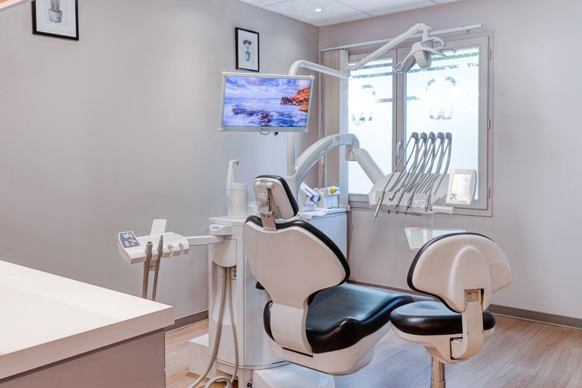 Instruments du dentiste et écran sur bras