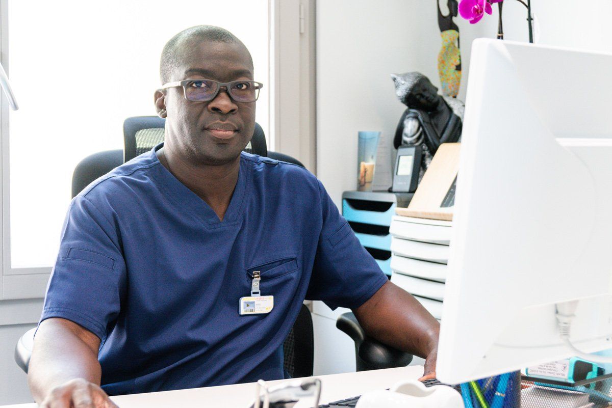 Dentiste travaillant sur son ordinateur