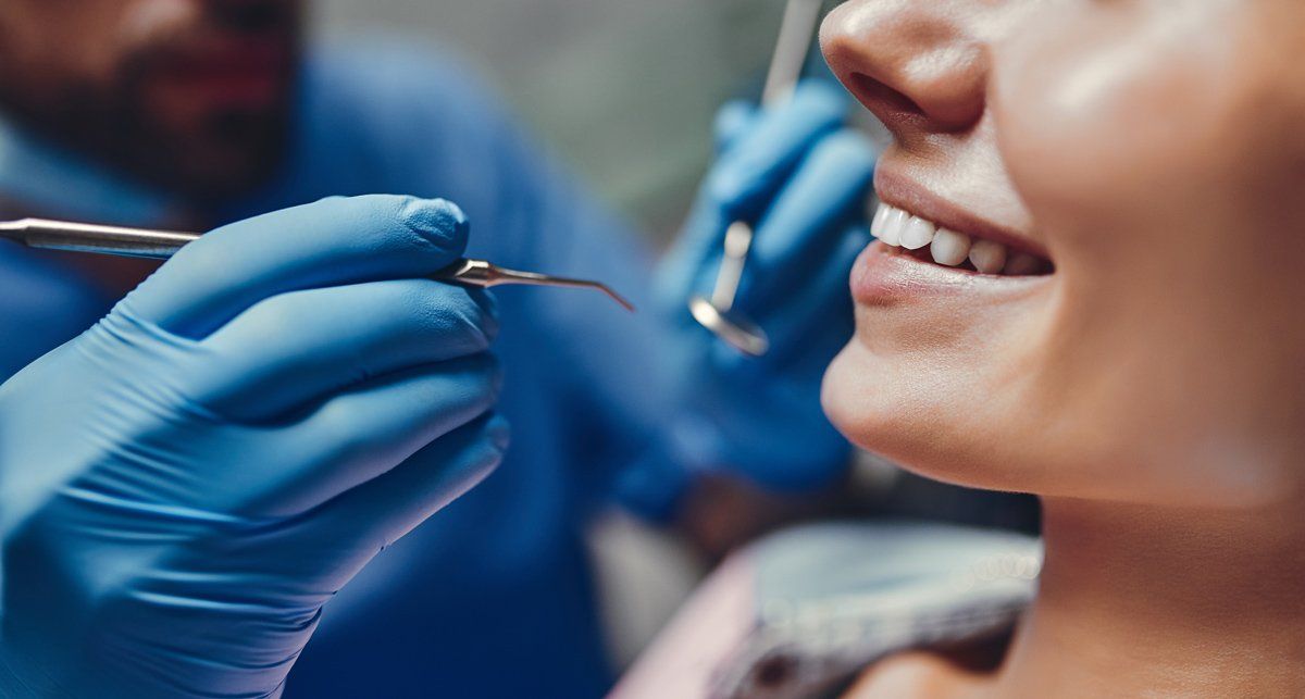Détartrage des dents d'une femme