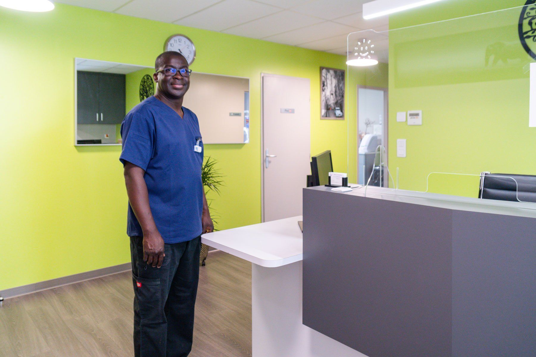 Docteur dans le cabinet dentaire