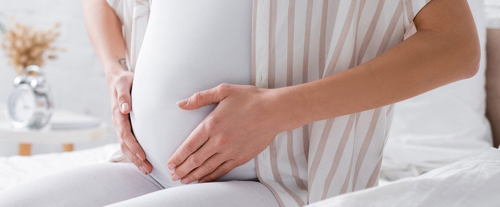 Femme enceinte avec les mains sur son ventre