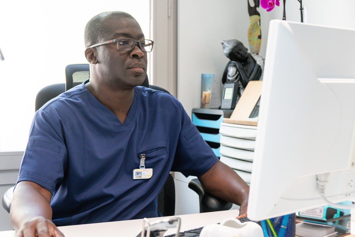 Dentiste devant son ordinateur