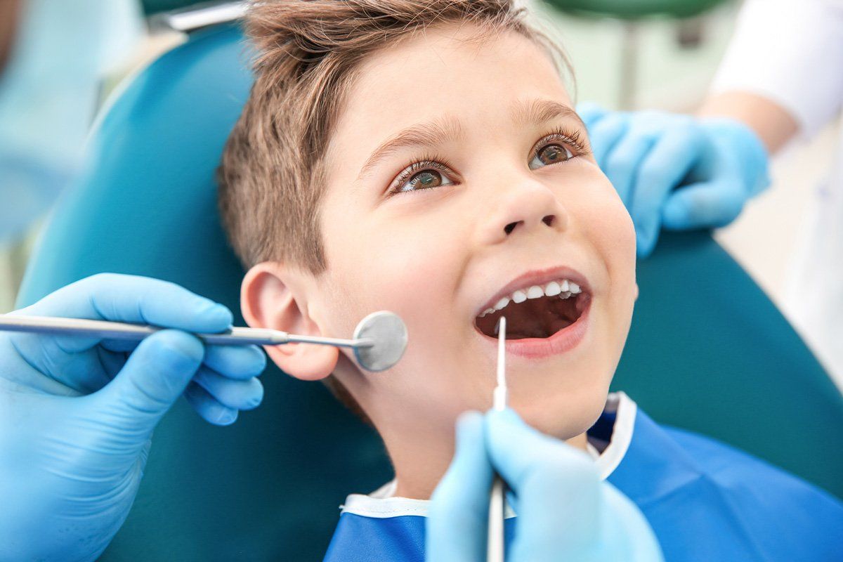 Enfant se faisant contrôler les dents