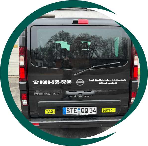 Rückansicht eines schwarzen Fahrzeugs mit Blick durch die Heckscheibe.