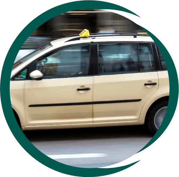 Schnell fahrendes gelbes Taxi