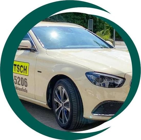 Fahrzeugfront eines Taxis Weiße Fahrzeugfront mit sichtbarem Scheinwerfer und Taxischild.