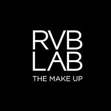 Logotipo de maquillaje de RVB Lab sobre fondo negro.