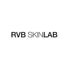 El logotipo de rvb skinlab es en blanco y negro sobre un fondo blanco.