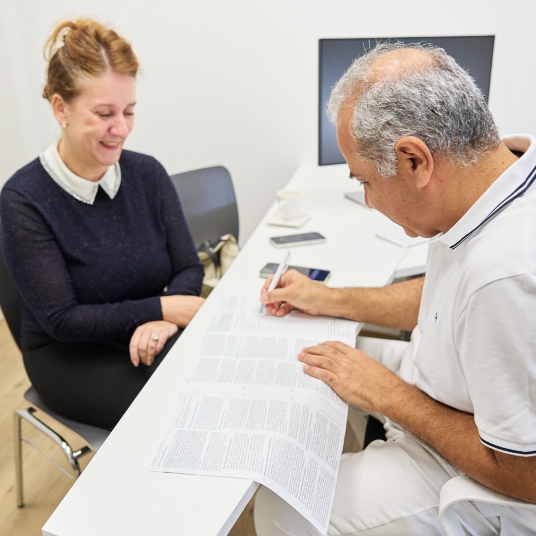 Beratungsgespräch von Dr. Rahmanian und einer Patientin im Zuge des Gefäß Check-ups für Venengesundheit
