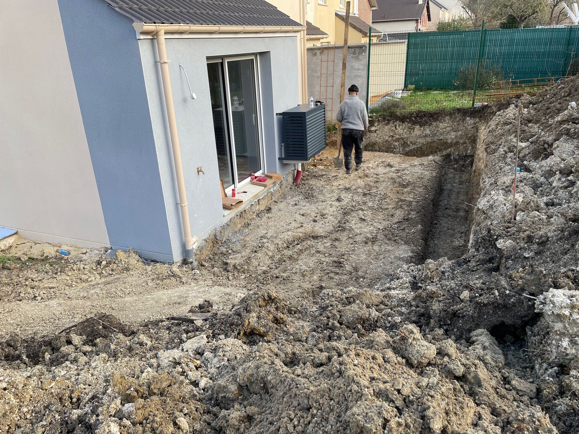 Travaux de terrassement derrière une maison