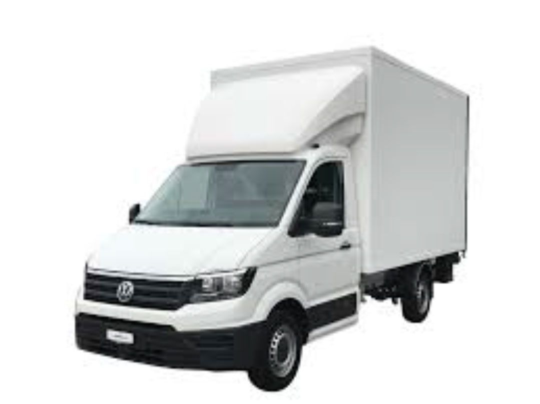 Ein Mann und eine Frau stehen nebeneinander in einem Raum voller Pappkartons.