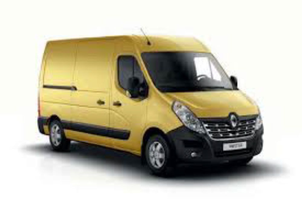 Ein Mann und eine Frau stehen nebeneinander in einem Raum voller Pappkartons.